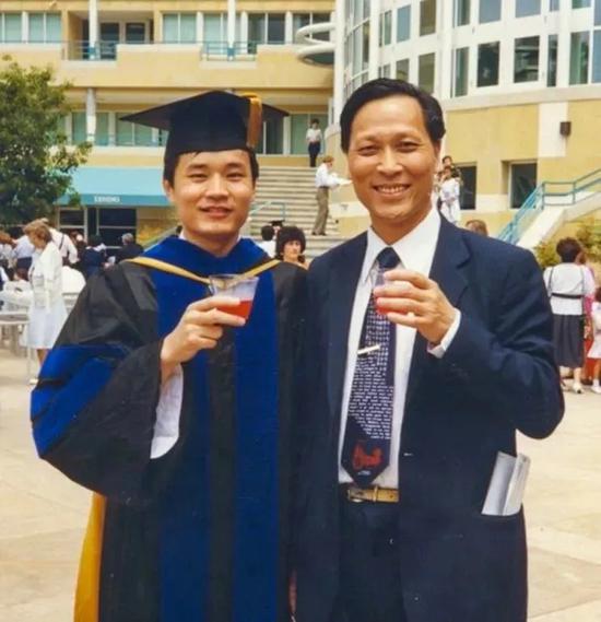 1990年与父亲在加州大学圣地亚哥分校博士毕业典礼