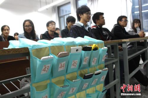 资料图:江苏盐城师范学院城市学院却看到一个“无手机课堂”,学生上课前将手机放在教室门口统一的袋子里。谷华 摄