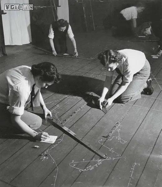 皇家海军女兵正在进行测算