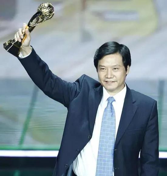 图：雷军获2012CCTV中国经济年度人物新锐奖