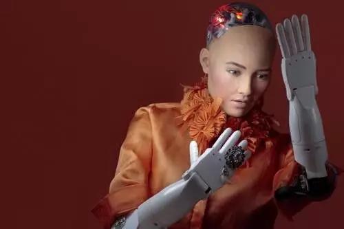面部模仿演员奥黛丽·赫本的机器人索菲亚成为第一个获得沙特阿拉伯公民身份的机器人