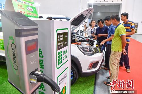7月19日，2018年中国海南国际汽车博览会暨海南国际新能源汽车展在海口开幕，图为车展上的新能源汽车成为众人关注焦点。中新社记者 骆云飞 摄