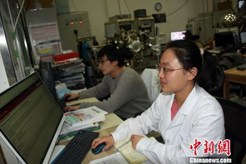薛其坤院士研究团队年轻科研人员在清华大学的实验室内开展研究工作。孙自法/摄 薛其坤院士研究团队年轻科研人员在清华大学的实验室内开展研究工作。孙自法/摄