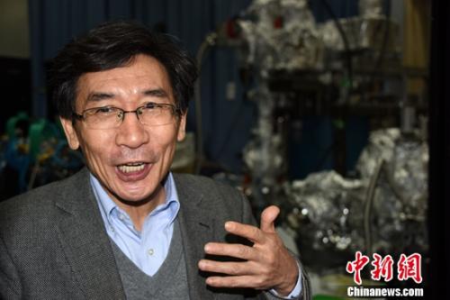 薛其坤院士在实验室向媒体介绍“量子反常霍尔效应的实验发现”项目。孙自法/摄 薛其坤院士在实验室向媒体介绍“量子反常霍尔效应的实验发现”项目。孙自法/摄