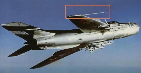 这架超音速战斗机米格-19将空速管放在了翼尖（图片来源：《Mikoyan MiG-19：Famous Russian Aircraft》，Gordon， Yefim）