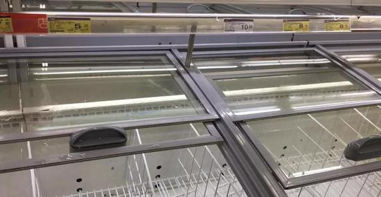 超市里的方便面、速冻水饺被抢购一空 来源/ 受访者供图