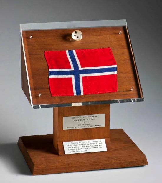 挪威受赠的阿波罗11号月尘样品