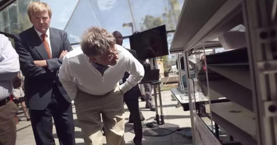 比尔·盖茨在检查参赛者的仪器是否有效