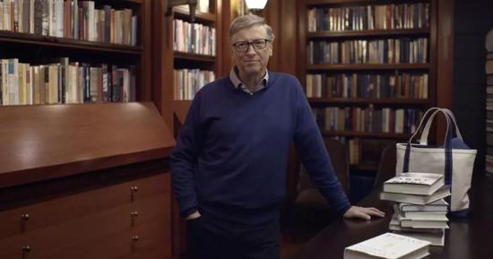 盖茨身后的袋子装着他每周会阅读的书&nbsp;&nbsp;他无论到哪儿都会带着这些书