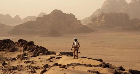 科幻电影《火星救援》中，美国宇航员马克·沃特尼被滞留火星