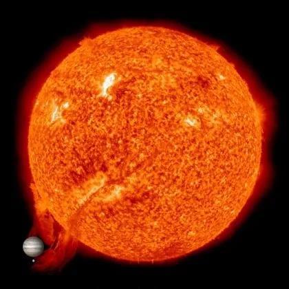 图|太阳、木星和地球（左下角微不足道的小点）的对比