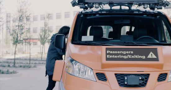 ▲Drive.ai自动驾驶车辆会在车辆四周以图案和文字显示车辆所处状态