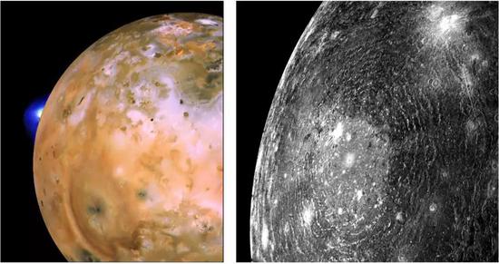  （左）旅行者号拍摄的木卫一上的火山；（右）旅行者号拍摄的木卫四表面因为陨石撞击形成的巨大的多环盆地。来源：NASA