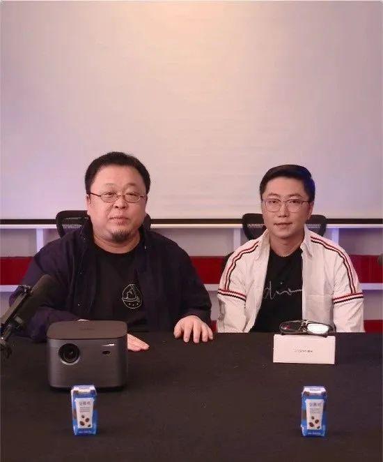 罗永浩（左）和极米CEO钟波（右）