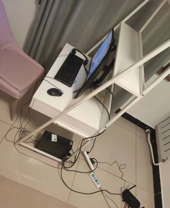 图/从公司搬回的设备 来源/菜菜供图