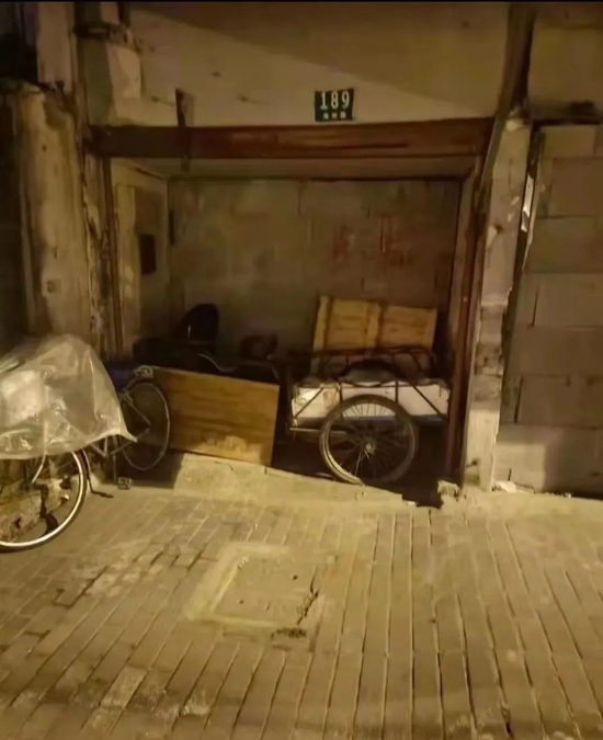 Some riders spend the night in abandoned dilapidated houses. (Photo provided by the interviewee)