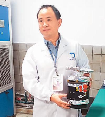 谢更新手捧嫦娥四号生物科普实验载荷留影。