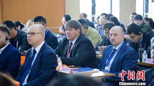来自中德两个制造大国的40余家智能制造企业、高校及科?#24615;?#25152;150余名专家学者共同?#25945;?#22312;人工智能领域更加深入地?#29486;?#35805;题。 芊烨 摄