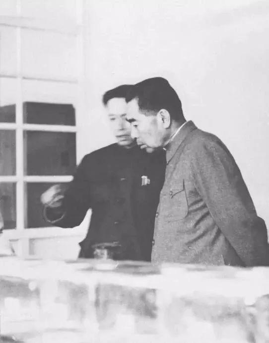 1961年10月，周恩来总理视察昆明中国医学科学院医学生物学研究所（图片来源：公众号“中央广电总台中国之声”）