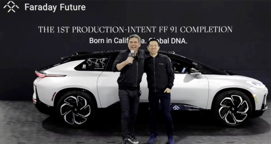 毕福康（左）与贾跃亭，截图自FF 91准量产车下线直播画面