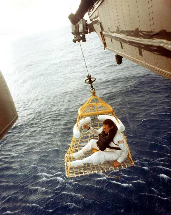 救援直升机将出舱后的阿波罗13号航天员接上直升机