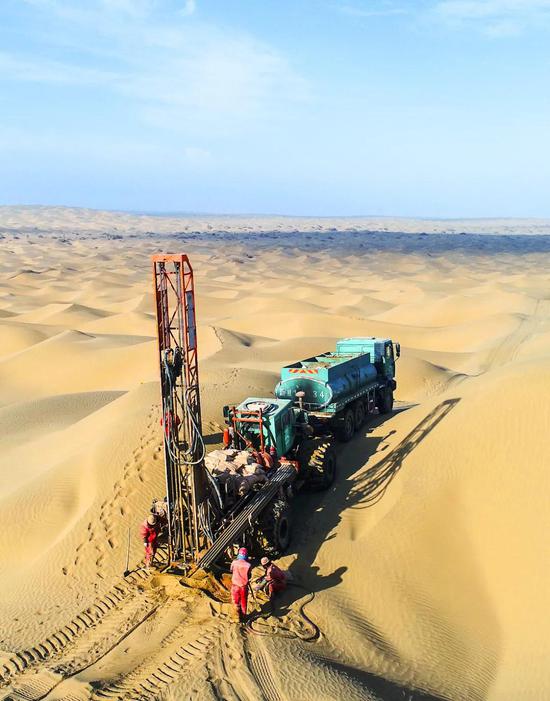 石油勘探人员在沙漠腹地作业 | 在没有道路的沙漠腹地进行勘探作业