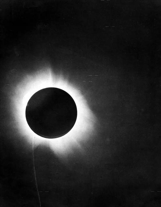 爱丁顿拍摄的日食照片之一，后来出现在 1920 年发表的论文中。图片来源：Wikipedia