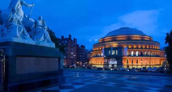 皇家阿尔伯特音乐厅（Royal Albert Hall）已经成为一个大空间的代名词——因为它很容易被视觉化