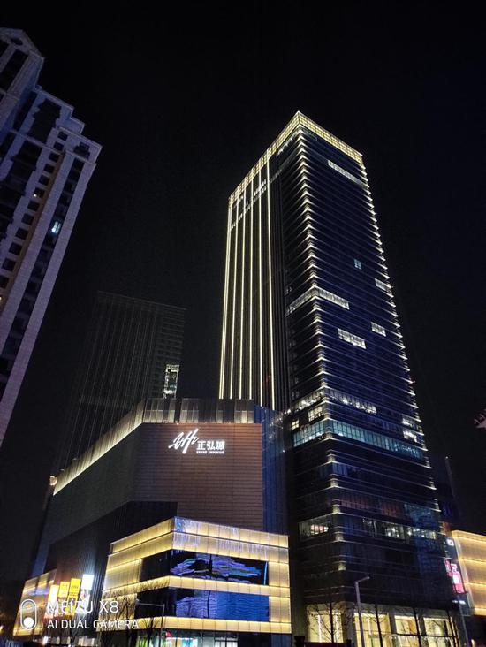 夜空下的楼宇样张,其已经极尽HDR之所能在较弱的光线下捕捉楼体轮廓和细节。