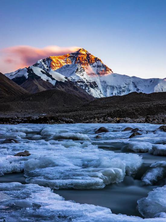 从世界之巅走向广袤人间，这就是珠穆朗玛峰一生的故事。 　　图源@VCG