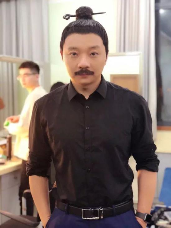 ▲王凯在声临其境年度大秀中的造型