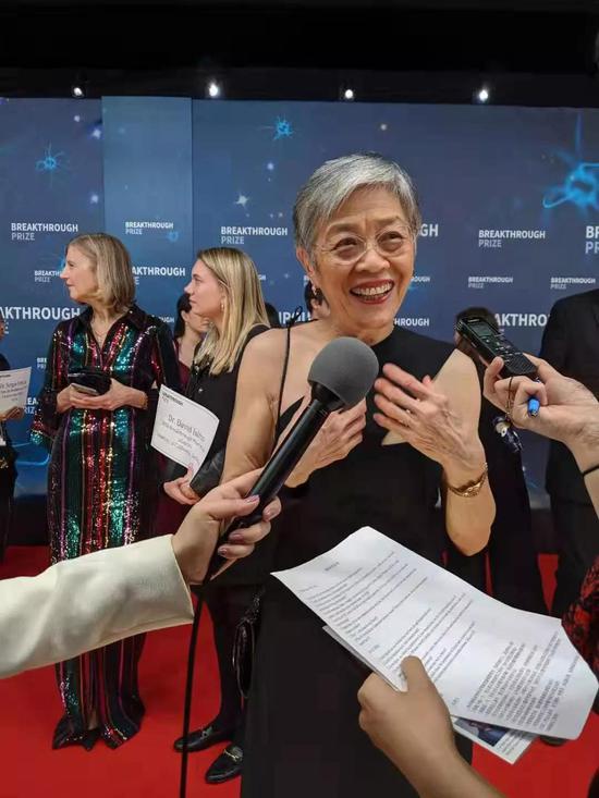 美国西部时间11月3日晚，李文渝在科学突破奖颁奖典礼现场接受媒体采访。摄影：叶水送
