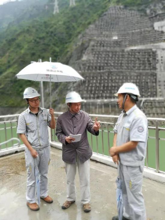 2017年7月 曾庆存在锦屏水电站现场指导