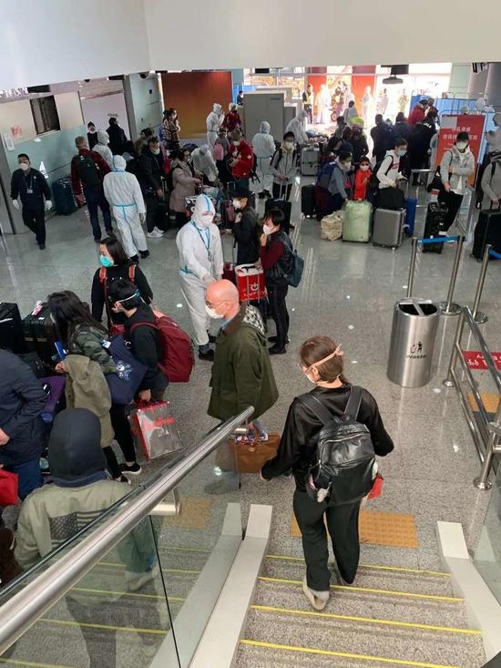  北京首都机场工作人员  提前把航班的行李集中在了一起 受访者供图