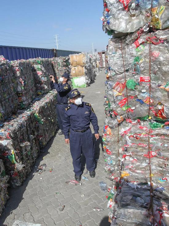 青岛海关工作人员查验进口“洋垃圾” ：2013年10月15日，4000余吨“洋垃圾”因实际类别与报关信息不符，从黄岛退运出境。