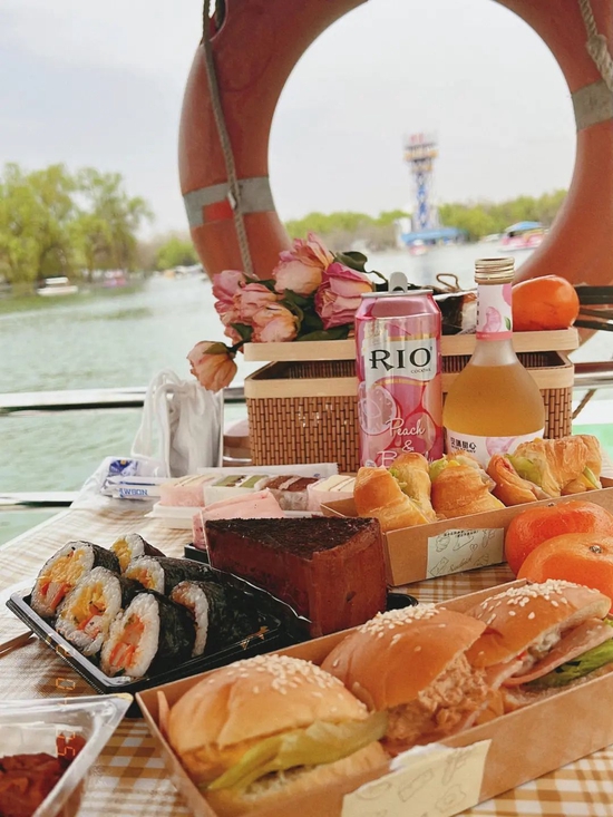 潘潘的船上野餐 来源 / 受访者供图