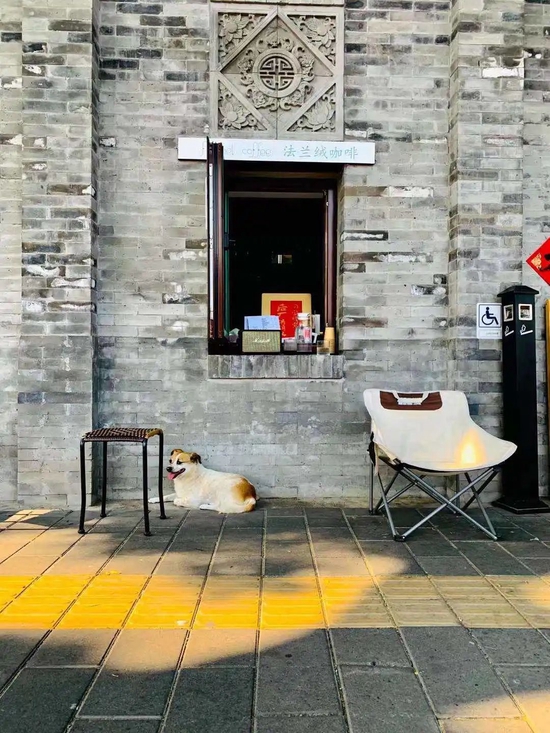 沿街的法兰绒咖啡窗口 / 受访者供图