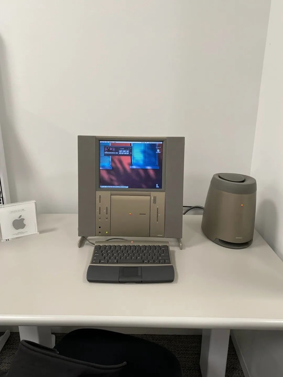 还自带 Bose 的联名音响,你见过吗。。。