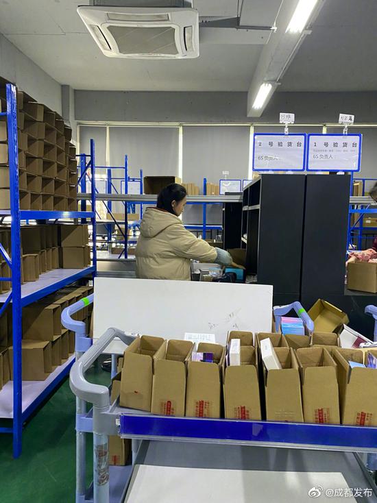 成都淘宝供货厂家紧急加班赶制口罩 微博@成都发布 图