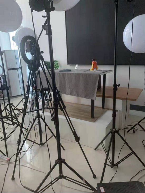 用于堆放
设施的闲置直播间