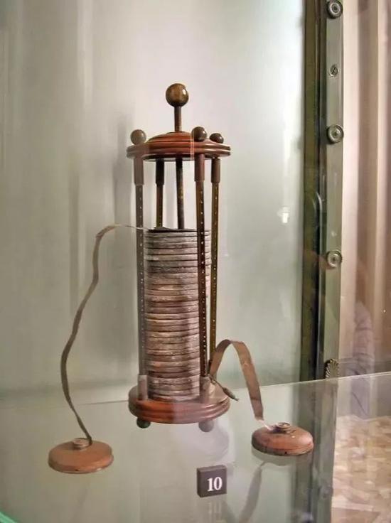 伏打亲手制作的“伏打电堆”，现藏于意大利伏打博物馆，图片来源：维基百科
