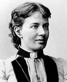 俄国数学家Sofia Kovalevskaya(1850-1891)。1874年,在导师 Karl Weierstrass 的支持下,她向哥廷根大学提交了三篇博士论文,从而成为了历史上第一位获得数学博士学位的女性。