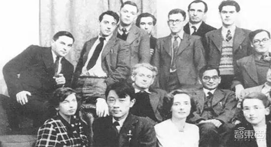 ▲上世纪40年代，20世纪40年代，黄昆在英国利物浦大学做博士后时与同事们合影