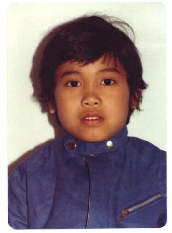安佐斯的父母是菲律宾移民，他在美国马里兰州长大