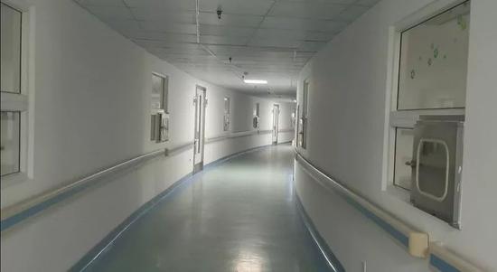 (1月2日,腾空备用的金银潭医院住院部南楼五楼。摄影/本报记者 张家振)