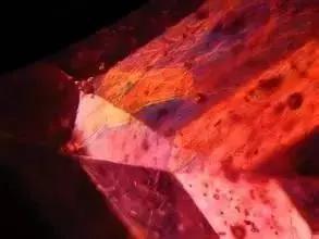 8-红宝石的气泡包裹体,经填充处理可愈合(图片来源:搜狐网)