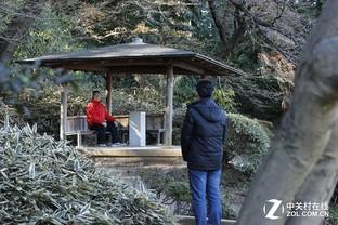 原图是这样的,但是两个男人这么合影有什么意思?