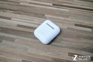 充电仓的正面和背面和Airpods非常相似
