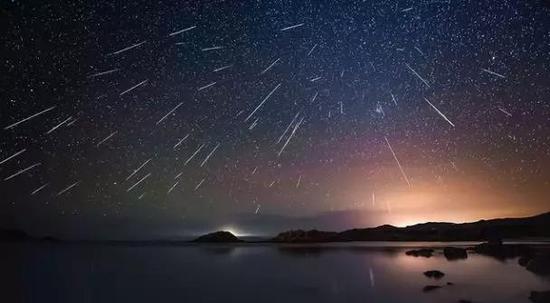 图3 流星产生余迹(图来自网络)
