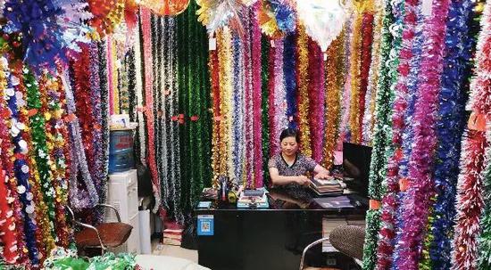 7月11日中午,陈爱玲在自家批发圣诞喜庆用品的商铺内。摄影/本刊记者 杜玮